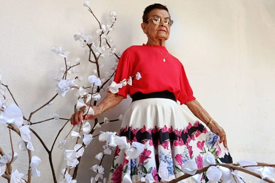 Cecília usa bem o seu tempo e, aos 87 anos, realiza atividades prazerosas, como bordar, estar com as amigas e, sobretudo, dançar