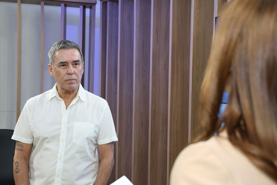 O diretor da 1ª Bienal do Livro de Mato Grosso do Sul, Pedro Ortale, participa de entrevista sobre a realização do evento, que acontece de 4 a 12 de outubro no Centro de Convenções Rubens Gil de Camillo, em Campo Grande.