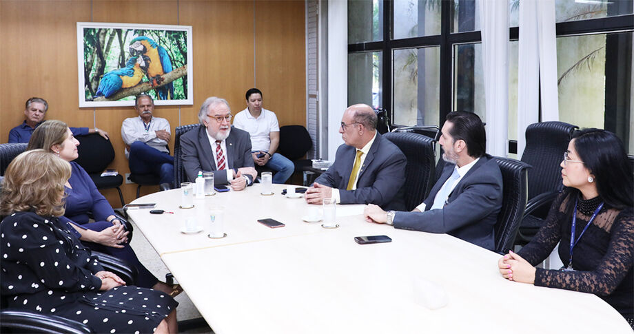 Comissão Estadual Judiciária de Adoção analisou habilitação de casal italiano para adoção internacional em reunião nesta terça-feira.