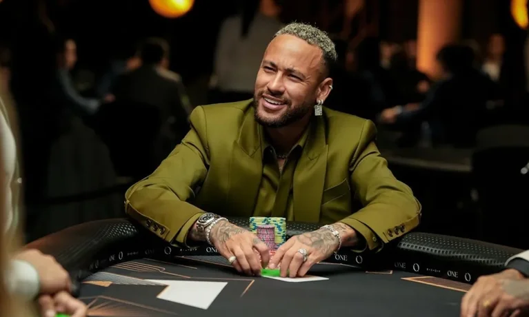 Neymar trata lesão jogando poker online e compartilha rotina de recuperação em casa.