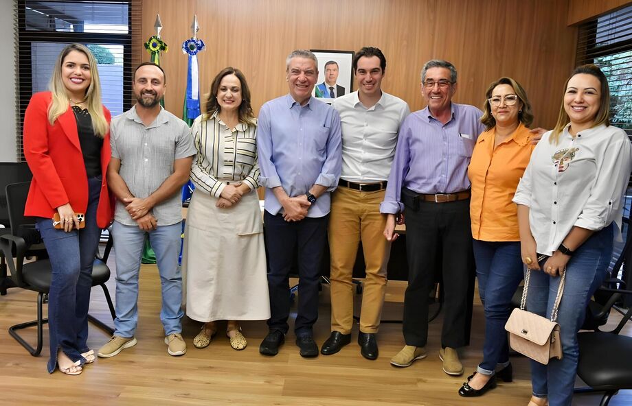 O deputado estadual Paulo Corrêa (centro), ao lado do secretário de Governo, Rodrigo Perez (à esquerda), e do prefeito de Porto Murtinho, Nelson Cintra (à direita), durante reunião