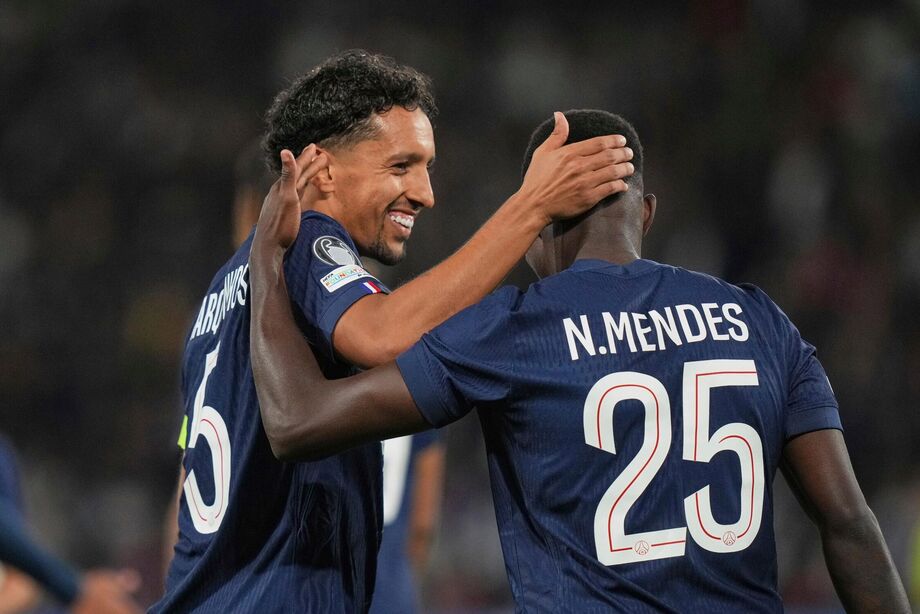 Marquinhos e Nuno Mendes comemoram vitória parisiense sobre a Atalanta.