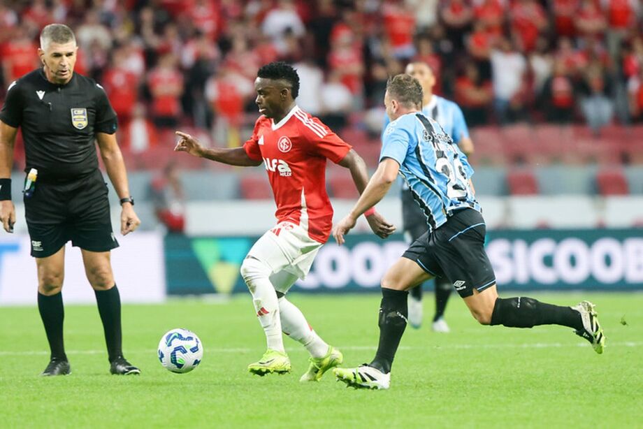 Carbonero é marcado de perto por Arthur durante Gre-Nal pelo Campeonato Brasileiro.