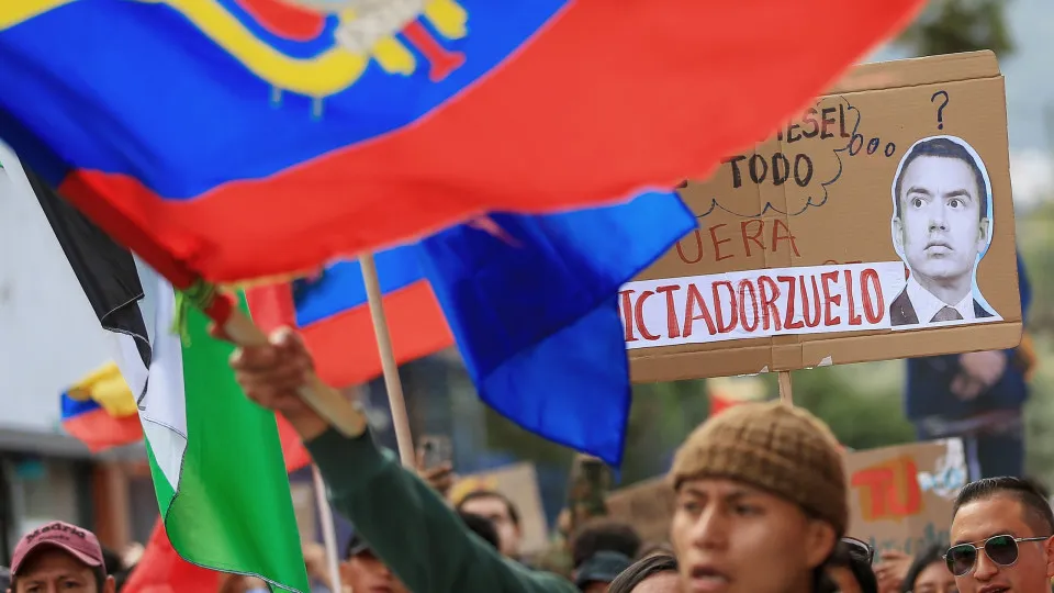 Manifestantes indígenas bloqueiam estradas no Equador em protesto contra medidas econômicas e políticas do governo Noboa