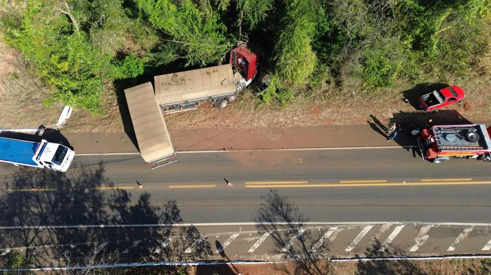 Acidente entre carro e carreta mata idoso na BR-267