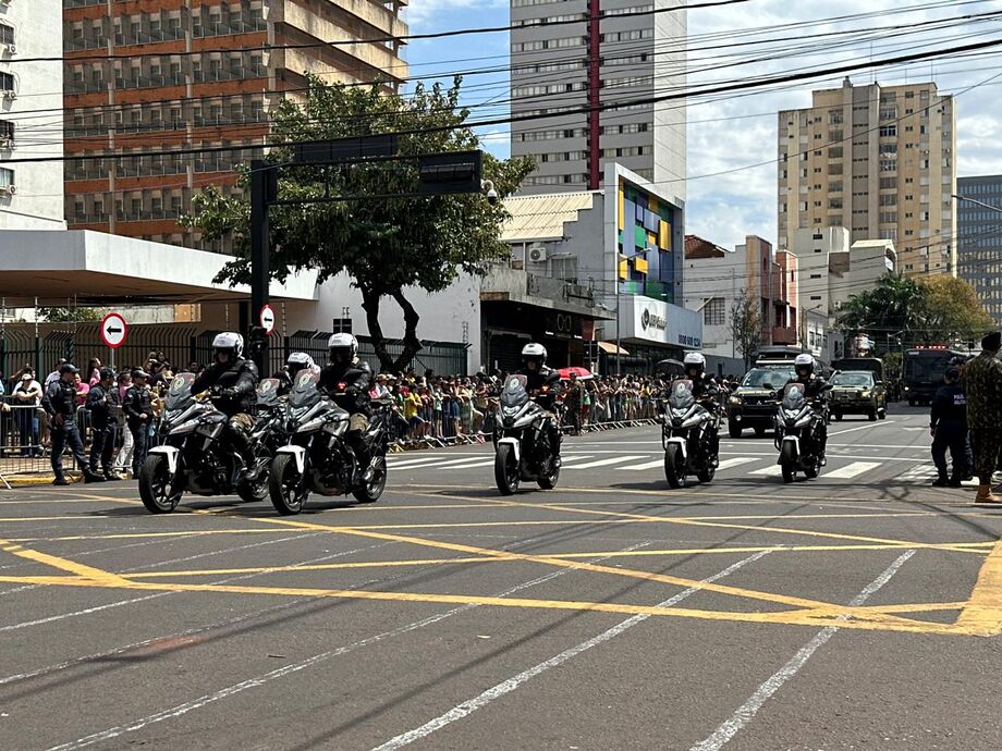 Todas as delegacias da Capital desfilaram na avenida rua 13 de maio em Campo Grande