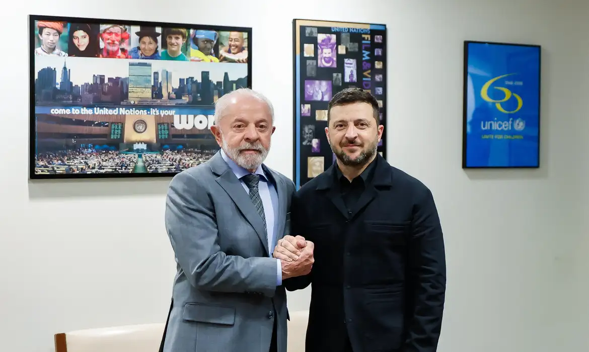Lula e Zelensky se reúnem em Nova York e defendem diálogo por paz na guerra da Ucrânia.