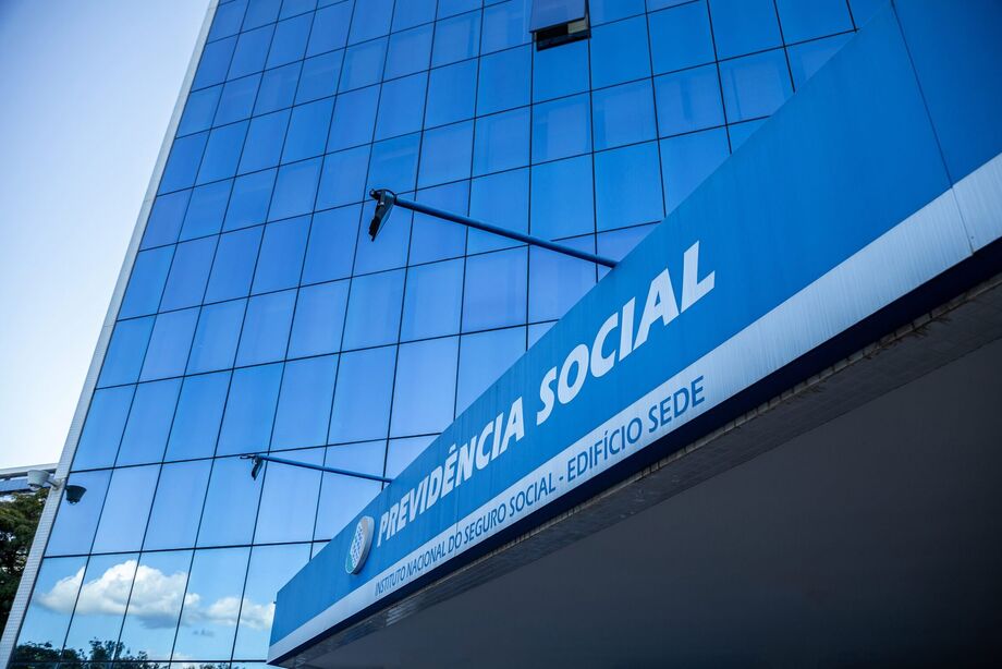Prédio da sede do INSS, órgão que investiga a AAPEN após R$ 275,2 milhões em descontos indevidos apurados pela PF, CGU e MPF.