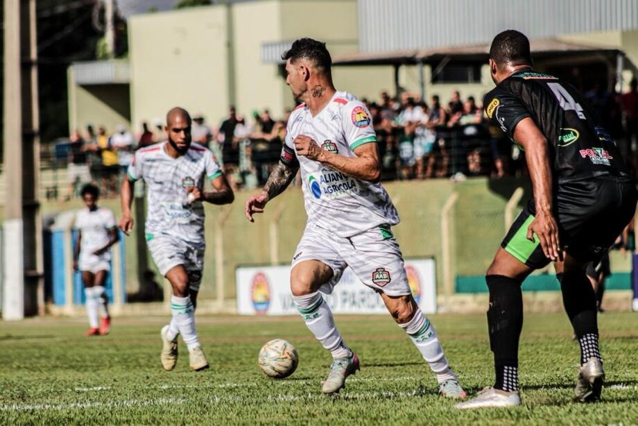 Caio Vidal marca três, Bataguassu vence CRA e assume liderança da Série B Estadual