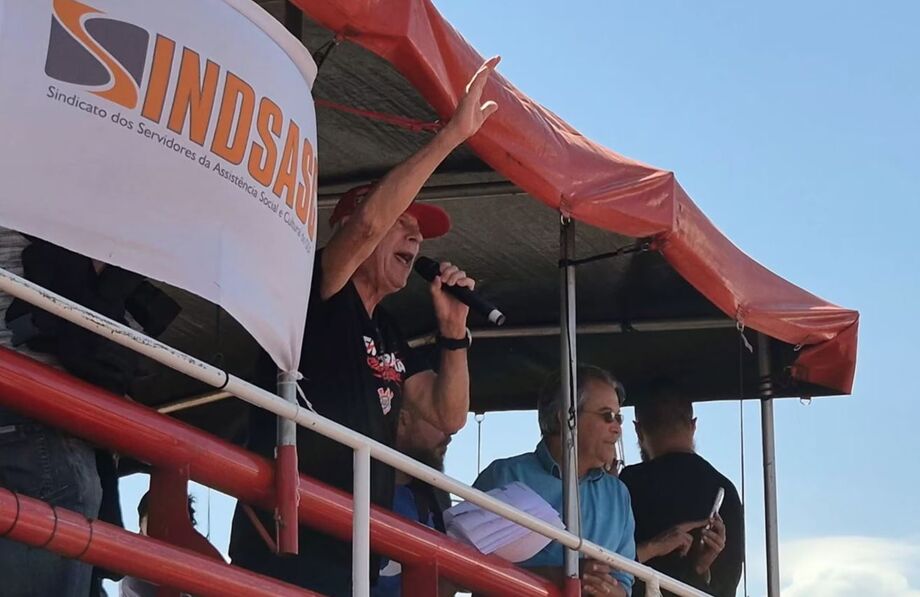 José Dirceu discursa durante protesto contra PEC da Blindagem.