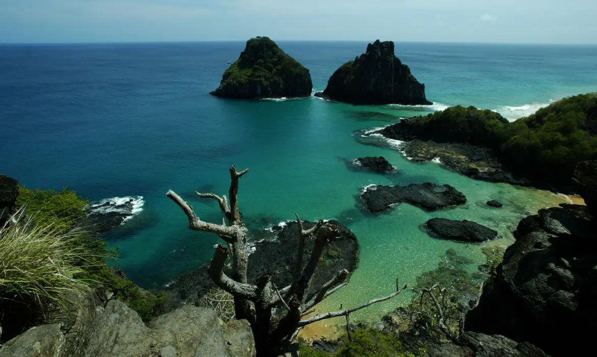 Redes sociais lideram buscas por viagens no Brasil, revela pesquisa do Ministério do Turismo.