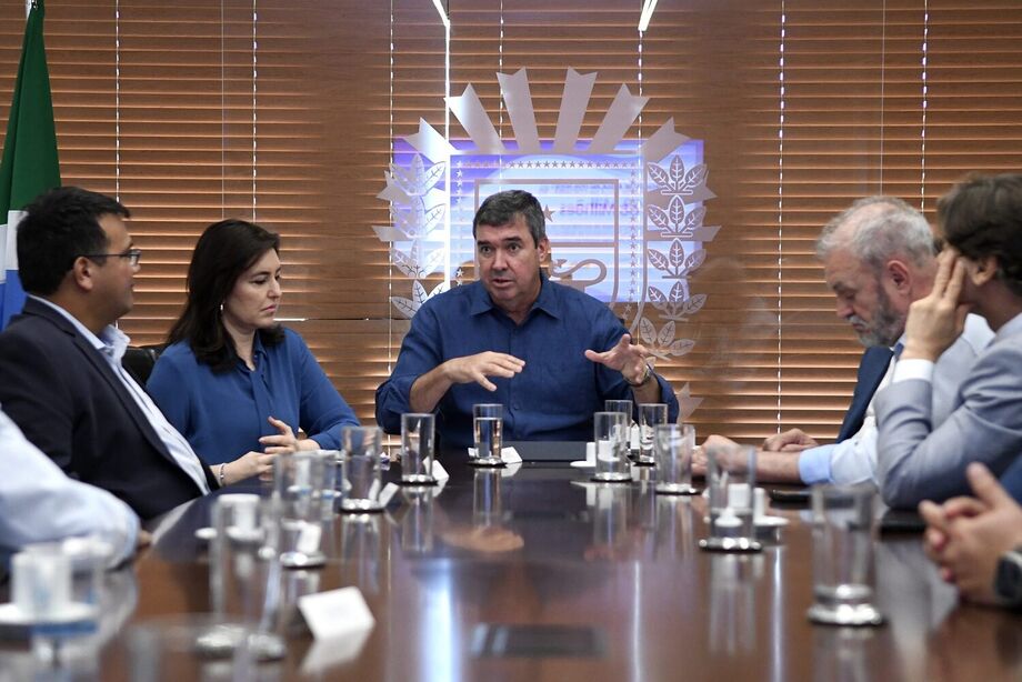 Governador Eduardo Riedel e ministra Simone Tebet durante formalização do investimento em Corumbá