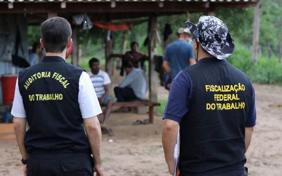 Auditores-fiscais do trabalho durante operação de combate a irregularidades trabalhistas no campo