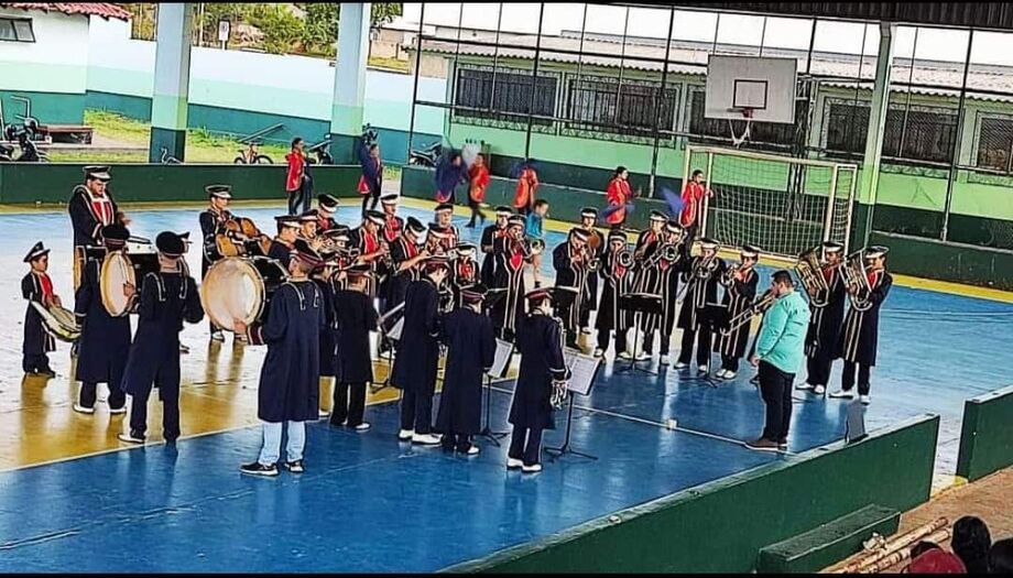 Apresentação da Banda Municipal de Paranhos em ginásio local; grupo será beneficiado com novos uniformes por meio de licitação