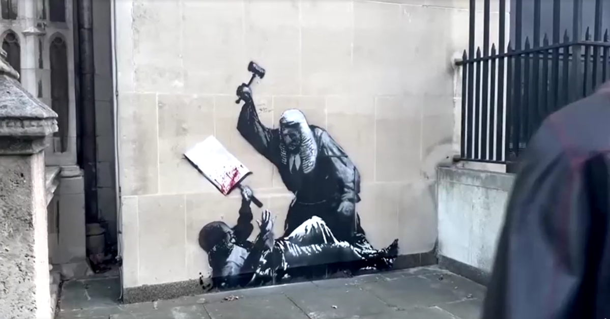 Mural do artista Banksy que mostra juiz agredindo manifestante é apagado de prédio histórico de tribunal em Londres