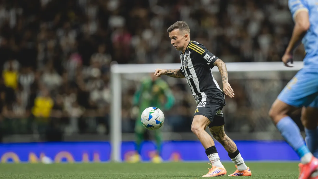 Bernard em ação contra o Bolívar, na Arena MRV.