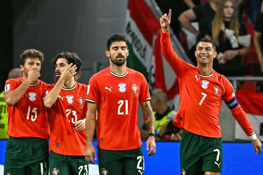 Cristiano Ronaldo comemora gol marcado por Portugal em vitória sobre a Hungria.