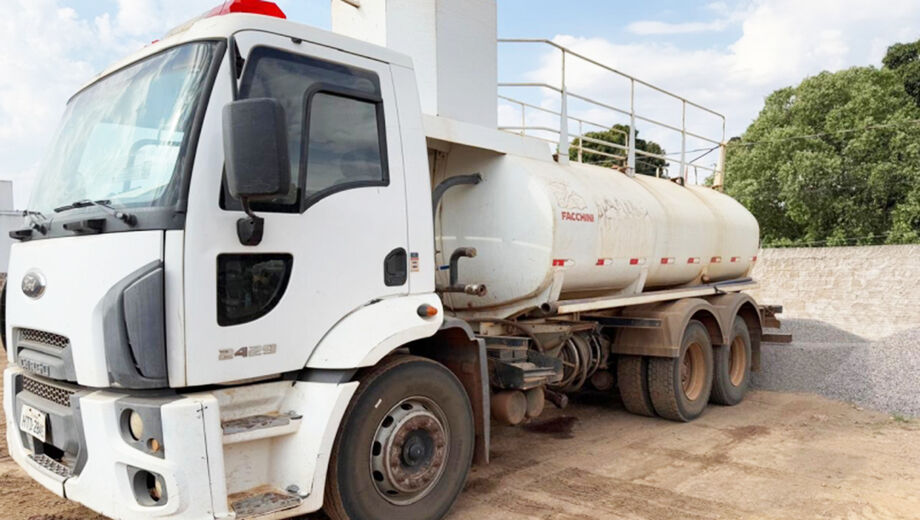 Caminhãopipa em ação no Assentamento Areias para levar água enquanto poço estava sem funcionamento