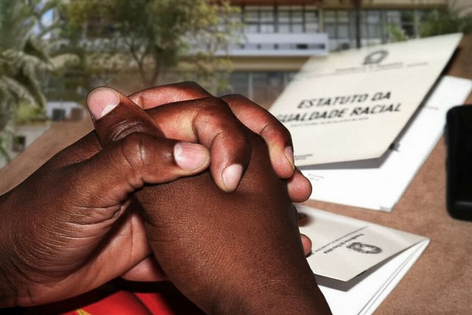 Mãos entrelaçadas em frente ao 'Estatuto da Igualdade Racial': nova lei em Campo Grande impede nomeação de pessoas condenadas por racismo e injúria racial para cargos públicos municipais.