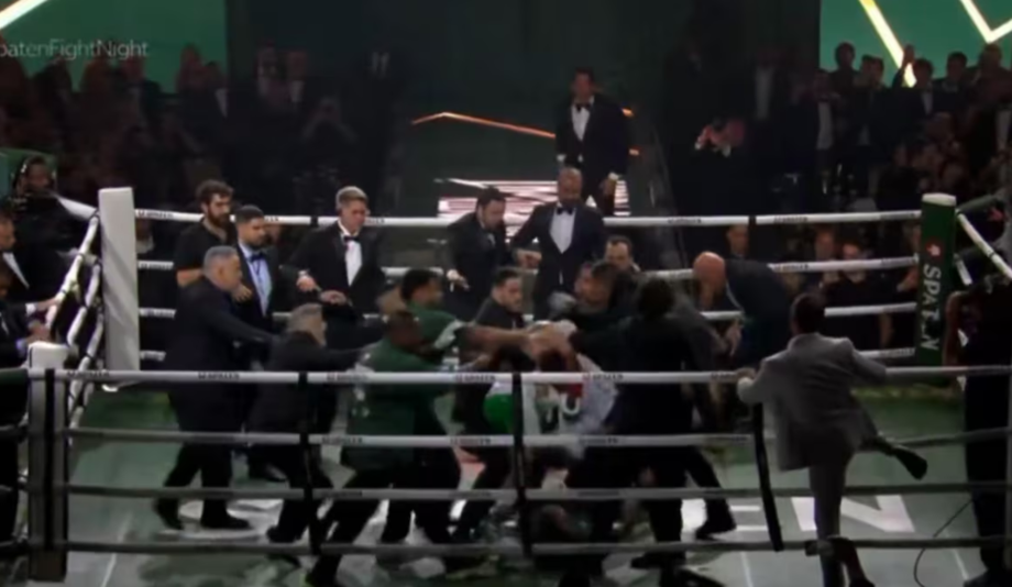 Após desclassificação de Wanderlei, confusão entre equipes dos lutadores tomou conta do ringue.