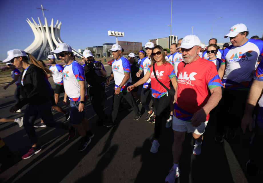 O presidente Lula, a primeira-dama Janja e ministro, durante a Corrida e Caminhada MEC 95 Anos, realizada na manhã de domingo 28 na Esplanada dos Ministérios, em Brasília.