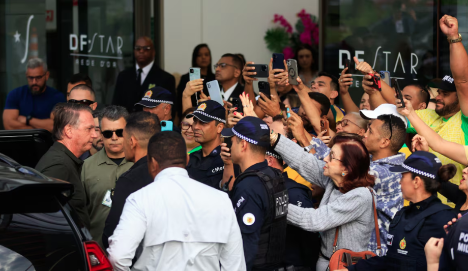 Bolsonaro não falou com apoiadores na porta do hospital