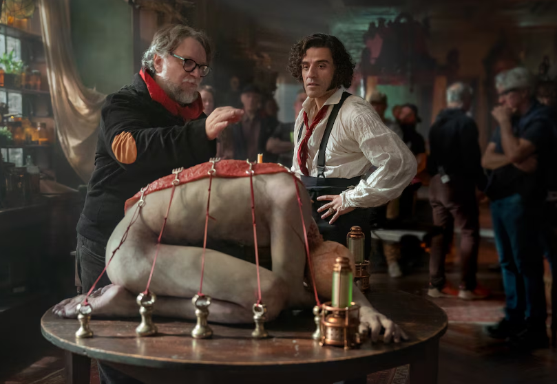 Guillermo del Toro e Oscar Isaac no set de filmagens de 'Frankenstein'