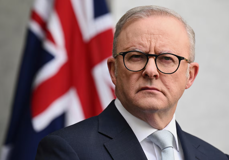 O primeiro-ministro da Austrália, Anthony Albanese, fala à imprensa durante uma coletiva no Parlamento, em Canberra, na terça-feira, 26 de agosto de 2025.