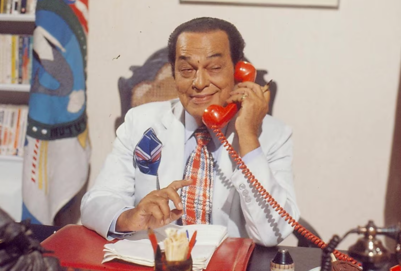 Paulo Gracindo como Odorico Paraguaçu, o lendário prefeito da novela 'O Bem-Amado', a primeira produzida e exibida inteiramente a cores no Brasil.