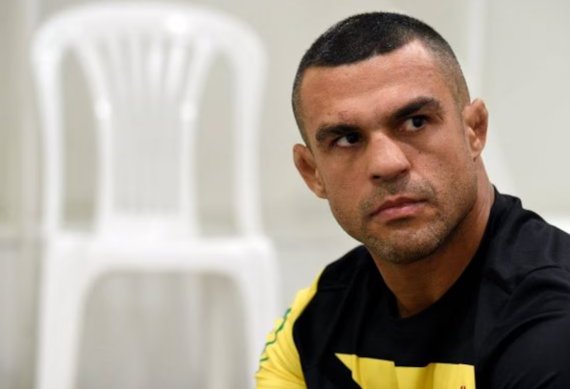 O lutador Vitor Belfort, de 48 anos, se lesionou e não vai lutar contra Wanderlei Silva.