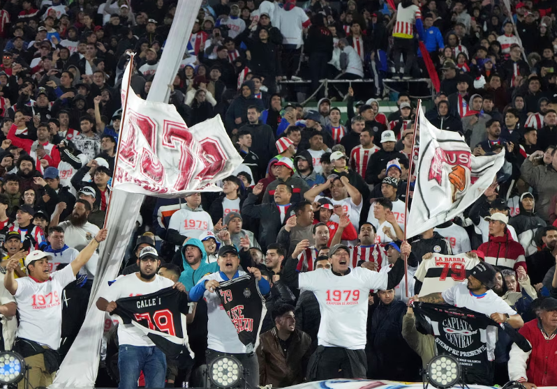 Torcida paraguaia comemora classificação à Copa do Mundo.