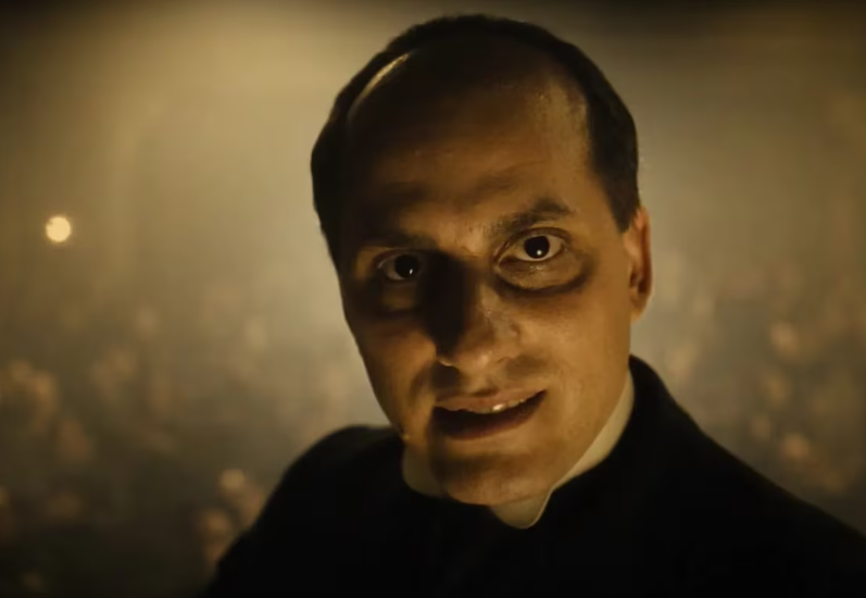 Em sua primeira cena, Luca Marinelli, interpretando Mussolini, vira-se para a câmera e diz: Siga-me, você também me amará. Você se tornará fascista também