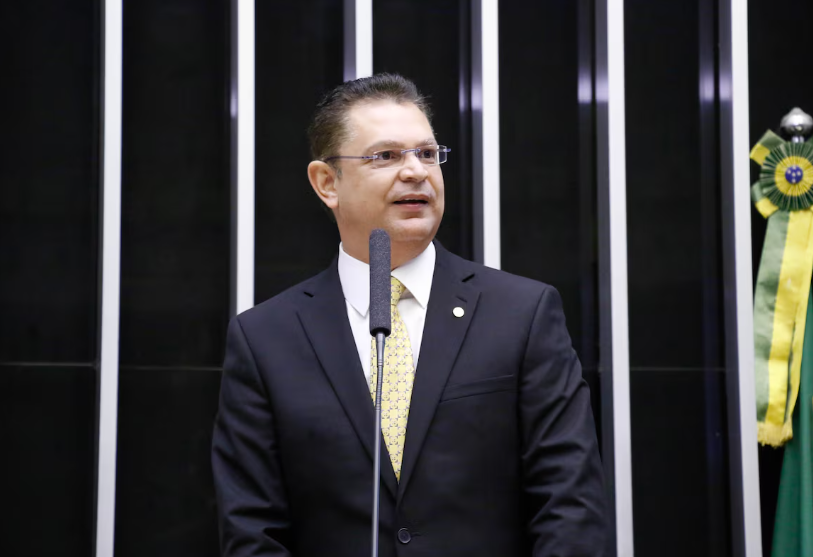 Operação da Polícia Federal mira o deputado federal Sóstenes Cavalcante (PL-RJ), líder do partido na Câmara