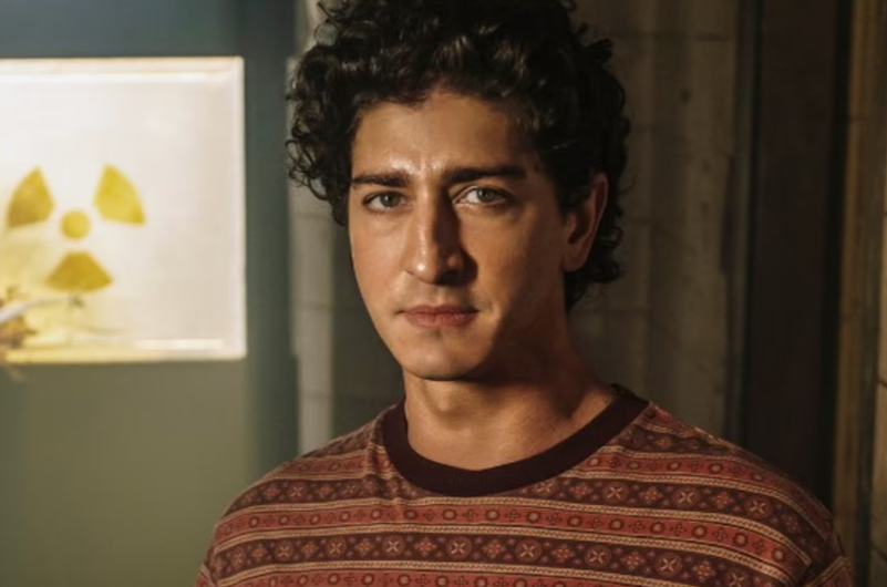Johnny Massaro vive um físico em 'Emergência Radioativa', minissérie que está sendo gravada pela Netflix
