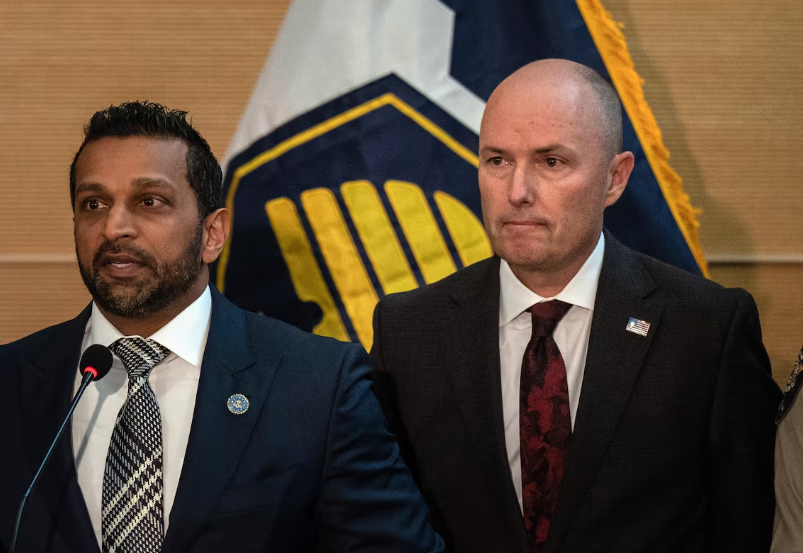 O diretor do FBI, Kash Patel (à esquerda), concede entrevista sobre a morte de Charlie Kirk ao lado do governador de Utah, Spencer Cox
