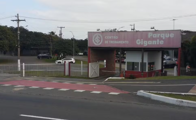 Viatura da polícia militar dentro do CT do Inter