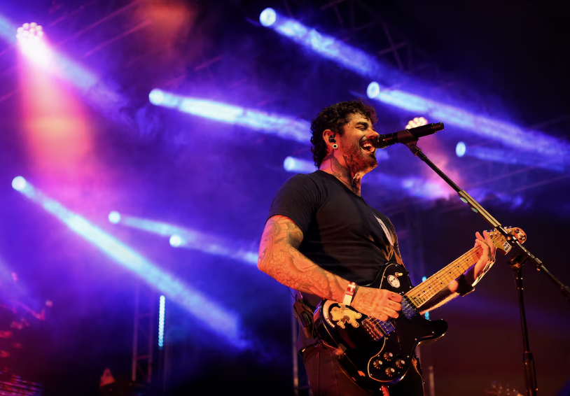 Lucas Silveira, vocalista da Fresno, usou o X para criticar a ausência da banda na lista de indicados