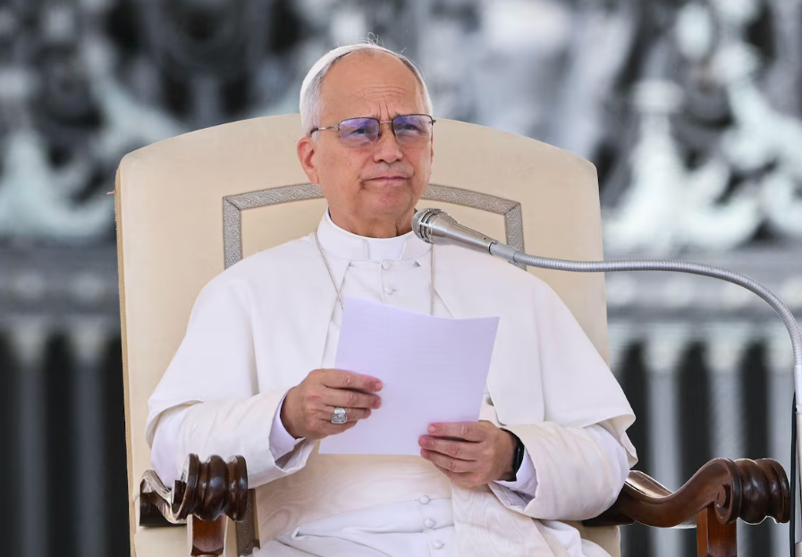 O Papa Leão XIV durante discurso na praça São Pedro, no Vaticano