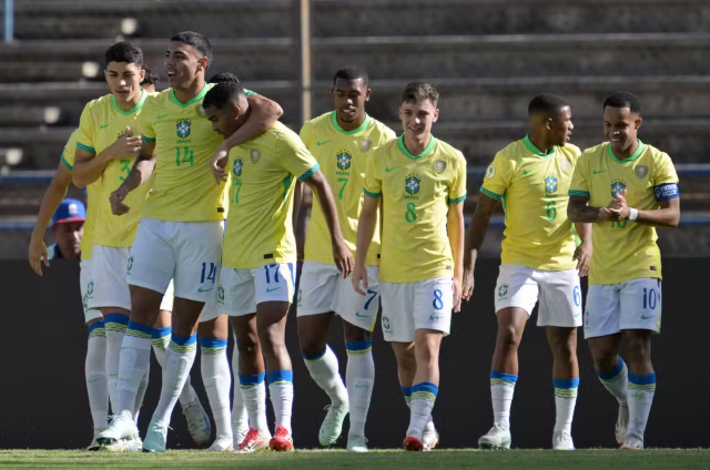 Jogadores da seleção brasileira sub-20 comemoram um dos gols da vitória sobre o Paraguai