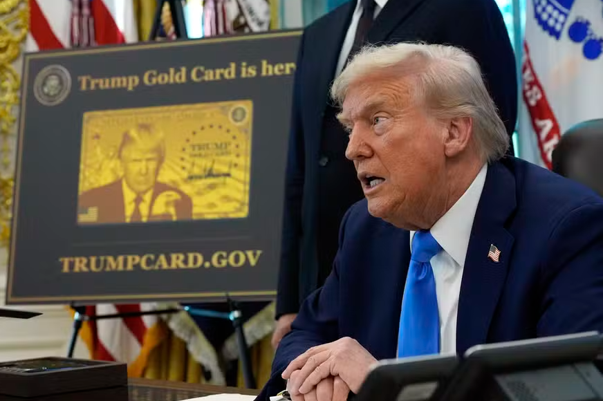 Presidente Donald Trump assina ordens executivas no Salão Oval da Casa Branca