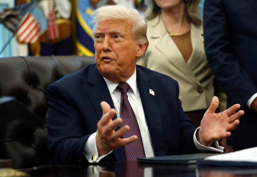 O presidente dos EUA, Donald Trump, responde a perguntas de repórteres após assinar um Memorando Presidencial no Salão Oval, em 15 de setembro de 2025, em Washington, DC.