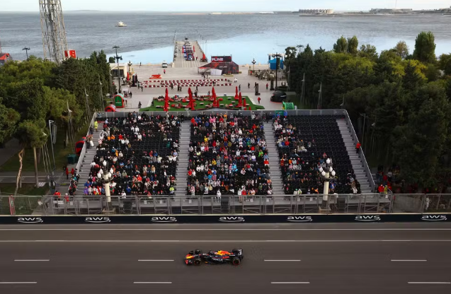 Max Verstappen consegue pole position em Baku