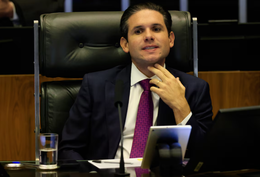 Motta barra indicação de Eduardo Bolsonaro como líder da Minoria