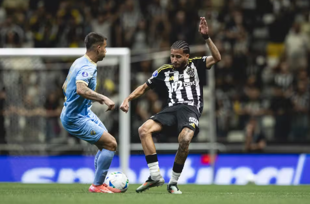 Alexsander divide bola em Atlético-MG x Bolívar em lance que se machucou