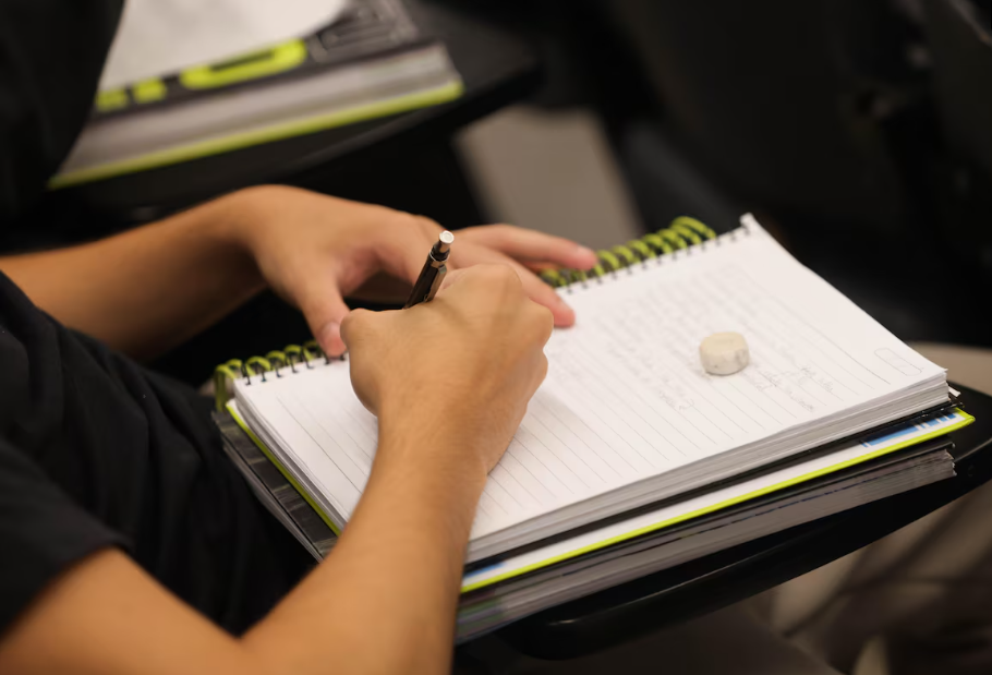 É melhor estudar por algumas horas com as estratégias certas do que passar o dia todo na frente dos livros sem conseguir focar.