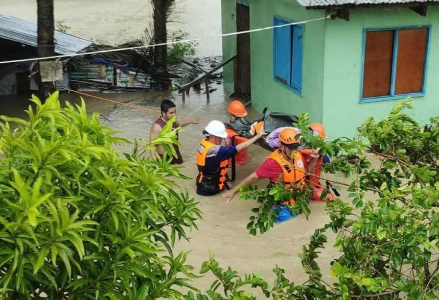 Equipes de resgate auxiliam moradores atingidos pela tempestade tropical Bualoi
