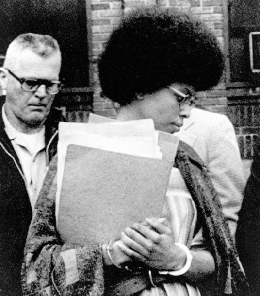 Assata Shakur deixa tribunal nos EUA em abril de 1977