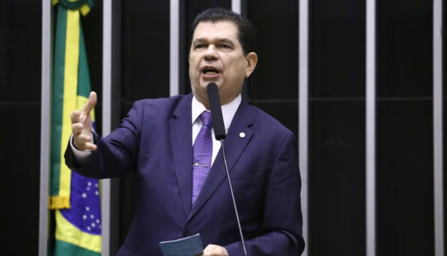 Mauro Benevides Filho.