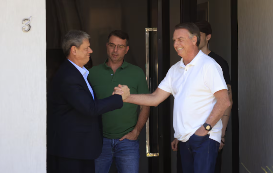 O ex-presidente Jair Bolsonaro que cumpre prisão domiciliar, recebe a visita do governador da cidade de São Paulo, no início da tarde desta segunda-feira 29, em Brasília