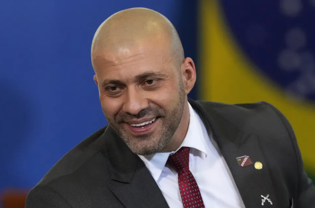 O deputado Daniel Silveira, condenado pelo STF, durante evento com Bolsonaro no Palácio do Planalto em 27 de abril